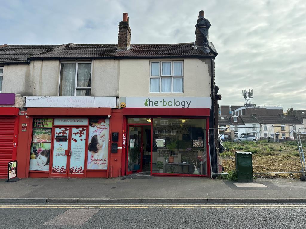 Lot: 69 - SHOP FOR INVESTMENT WITH WELL PRESENTED VACANT FLAT - Shop with upper parts